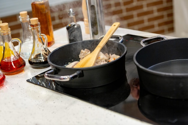 Viande effilochée sur une poêle à effilocher sur une cuisinière moderne