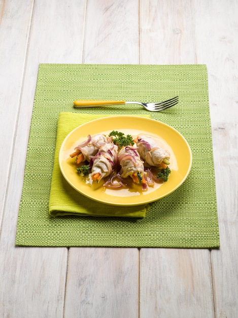 Viande enroulée avec légumes mélangés