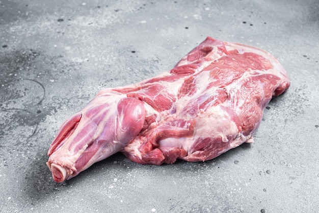 Viande d'épaule d'agneau crue sur table de boucher Fond gris Vue de dessus