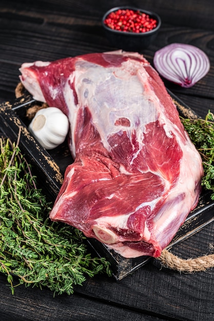 Viande D'épaule De Mouton D'agneau Crue Fraîche Dans Un Plateau En Bois Avec Du Thym