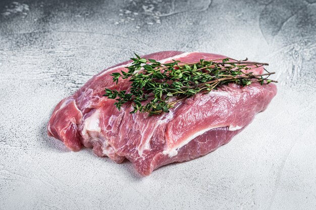 Viande d'épaule de porc crue sur une table de boucher