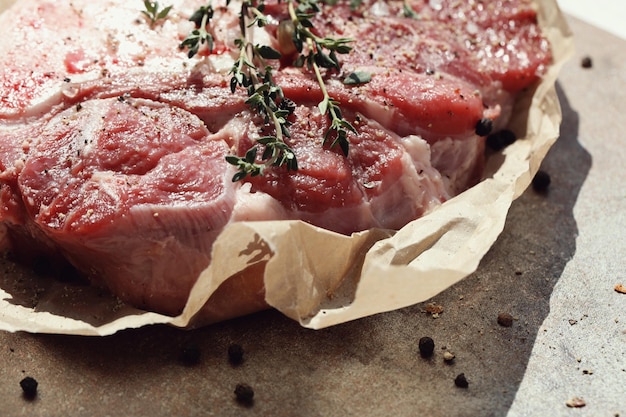 Viande épicée crue sur la table