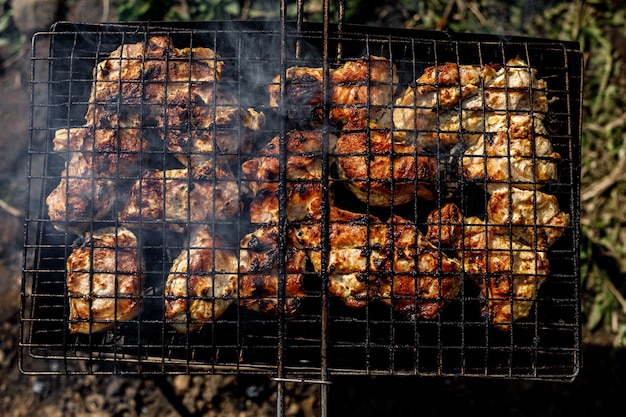 La viande est frite sur le gril. La grille au porc rôti