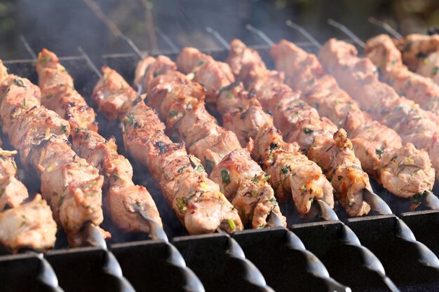 La viande est grillée Schaschlik Cuisson au barbecue