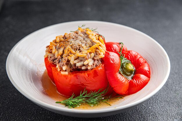 viande farcie de poivre et de riz remplissant de la nourriture fraîche délicieuse manger repas nourriture collation sur la table copier l'espace