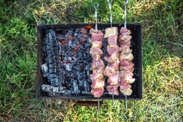 Viande en feu barbecue gros plan vue aérienne