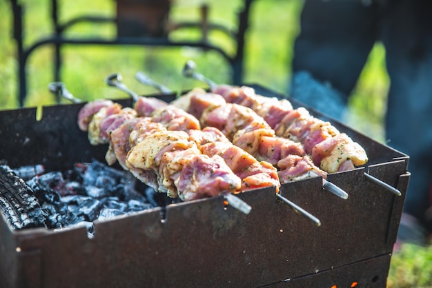 Viande sur feu bbq close up soft focus