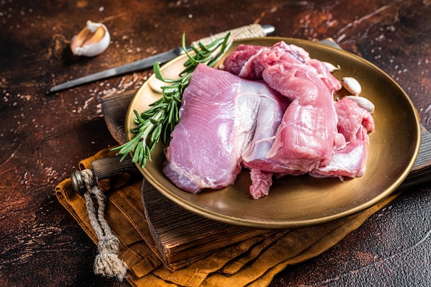 Viande de filet de cuisse de dinde crue fraîche sans peau avec des épices Fond sombre Vue de dessus