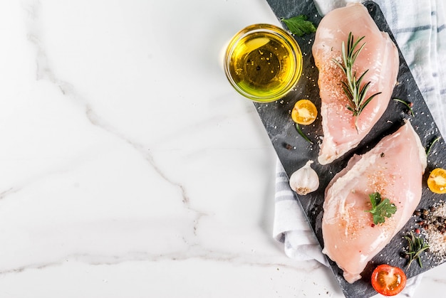 Viande de filet de poitrine de poulet aux épices et à l'huile d'olive, vue de dessus, espace de copie