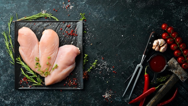 Viande Filet de poulet cru aux épices Vue de dessus Style rustique