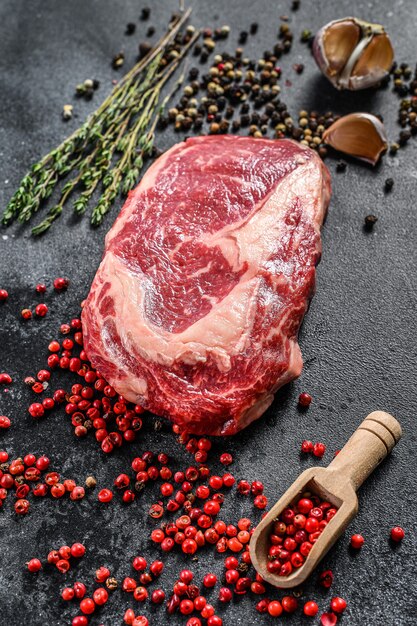 Viande fraîche crue avec assaisonnement sur planche à découper