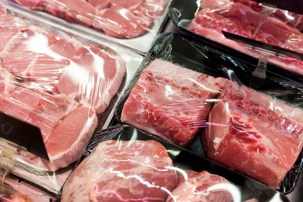Viande fraîche crue de boeuf ou de porc au supermarché