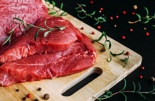 Viande fraîche et crue. Morceau entier de boeuf rouge prêt à cuire sur le gril ou le barbecue.