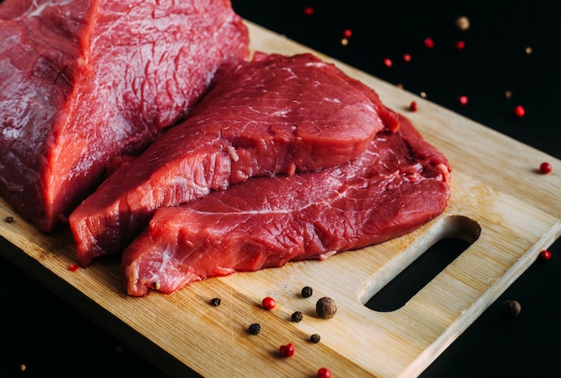 Viande fraîche et crue. Morceau entier de boeuf rouge prêt à cuire sur le gril ou le barbecue.