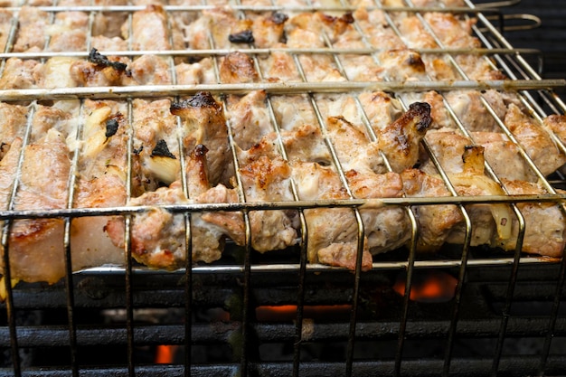 Viande fraîche grillée, bœuf ou porc. Griller des steaks sur un gril flamboyant