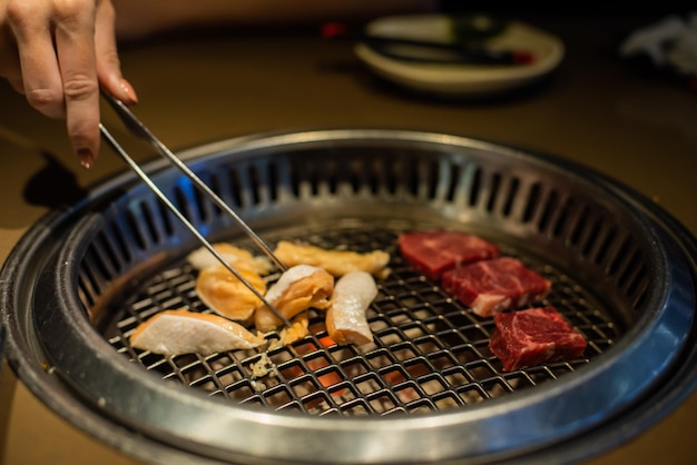 Viande fraîche griller de la viande dans un restaurant coréen cuisine coréenne traditionnelle