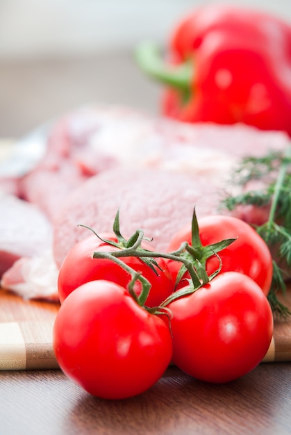 Viande fraîche avec des légumes sur une table