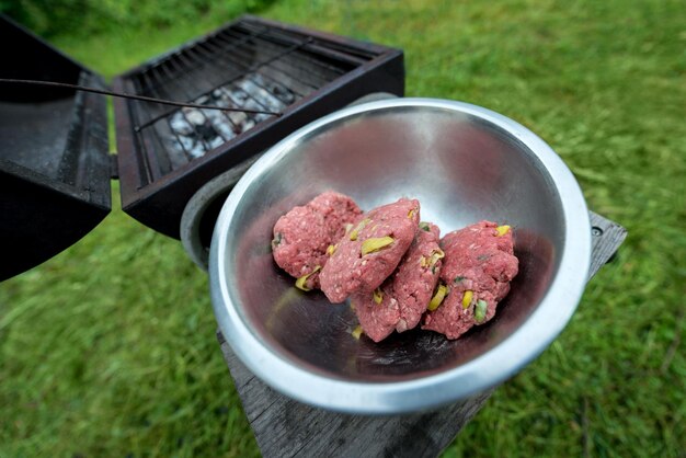 Viande fraîche pour hamburgers sur le barbecue