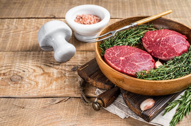 Viande fraîche Steaks de filet mignon de filet de boeuf. fond en bois. Vue de dessus. Espace de copie.