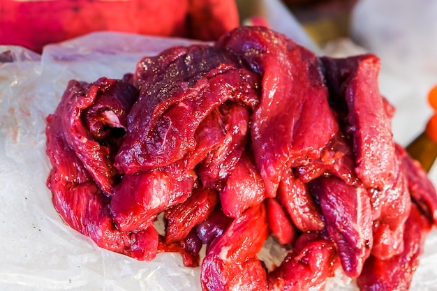 La viande fraîche, la viande rouge et la viande crue sont vendues sur le marché.