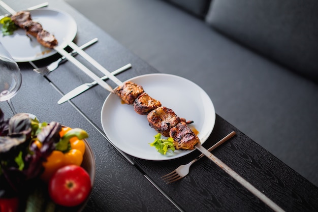 viande frite dans la rue à la maison kebabla viande grillée est servie à la viande grillée à la maison avec du vin