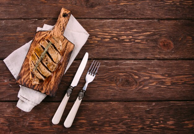 viande frite sur un fond en bois