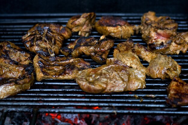 Viande frite sur le gril avec de la fumée