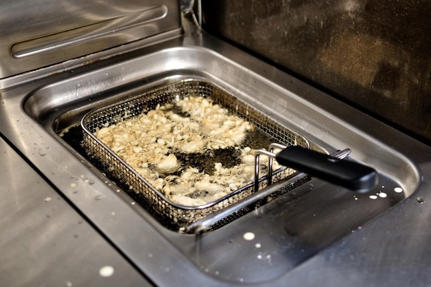 Viande frite ou pomme de terre dans une friteuse