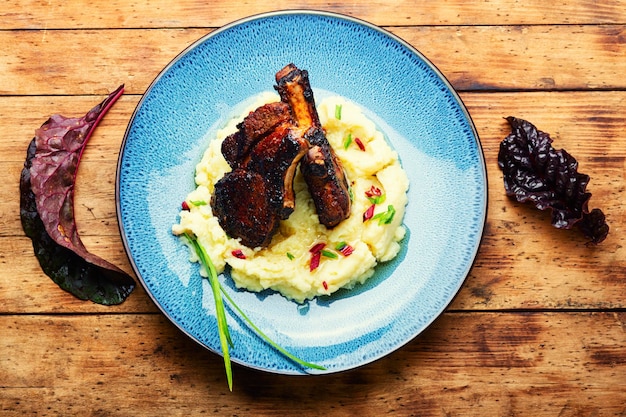 Viande frite avec purée de pommes de terre