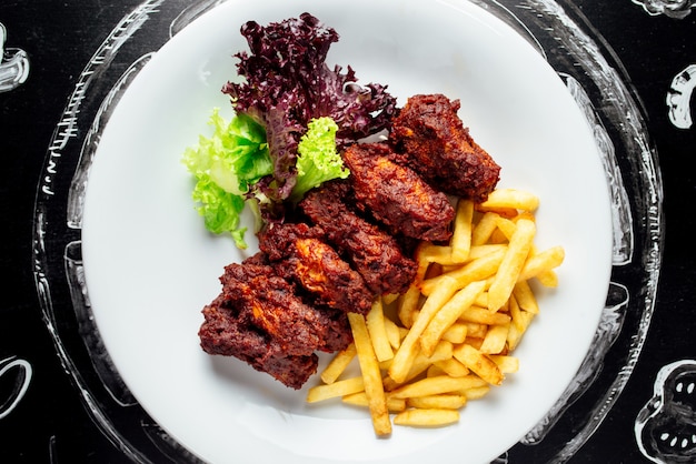 Viande et frites et pommes de terre