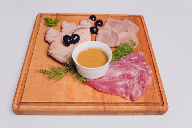 Viande froide sur une planche à découper sur une table en bois Jambon salami saucisse mortadelle et dinde