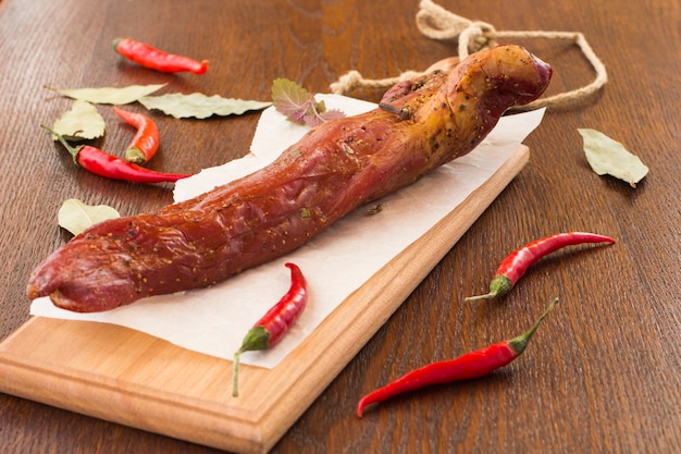 Viande fumée et piment sur la table