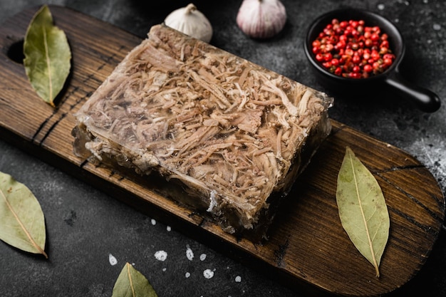 Viande en gelée sur fond de table en pierre noire foncée