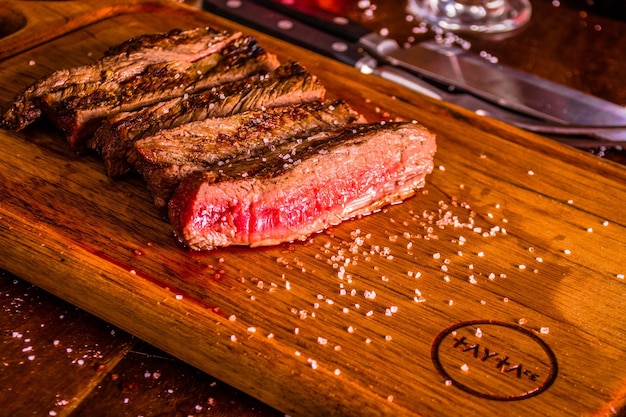 VIANDE GRILLÉE SUR UNE TABLE EN BOIS