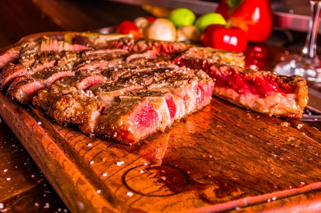 VIANDE GRILLÉE SUR UNE TABLE EN BOIS