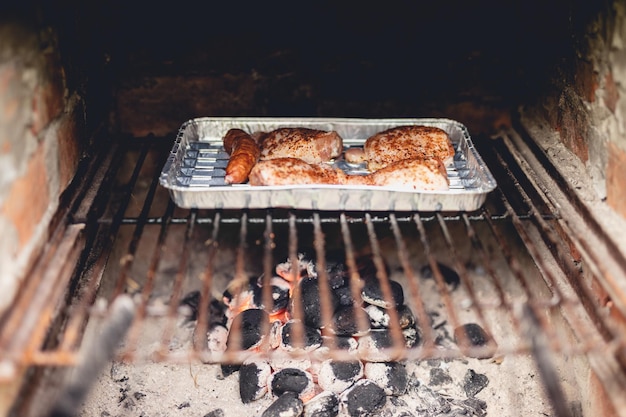 Viande grillée au barbecue Poulet et saucisse