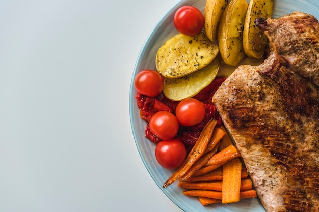 Viande grillée aux légumes