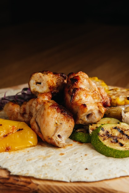 Viande Grillée Sur Brochettes, Shish Kebab Avec Légumes Sur Planche De Bois. Poulet Shashlik.