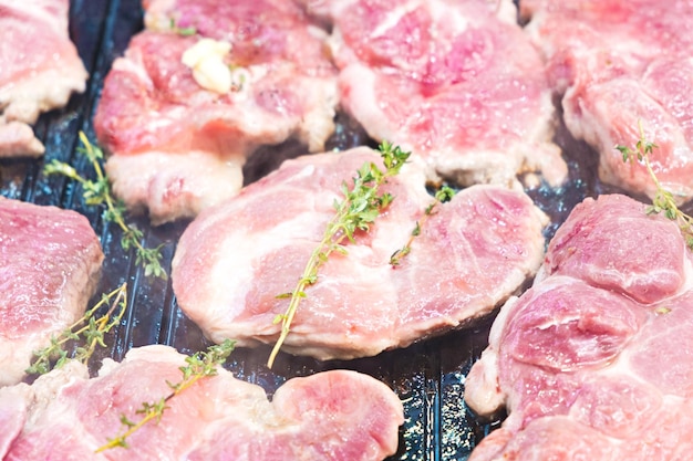 Viande grillée cuite dans un restaurant