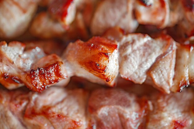Viande grillée cuite frite en morceaux en gros plan focalisation sélective