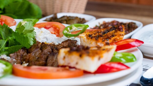 Viande Grillée Désossée, Tranches de Poivron Rouge et Vert, Tranches de Tomate, Persil Frais