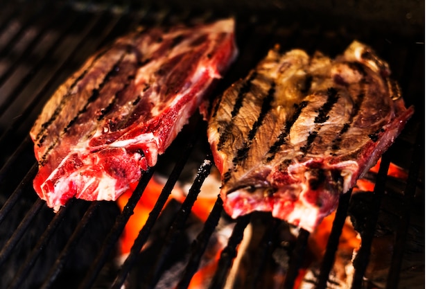 Photo viande grillée sur la flamme chaude au barbecue