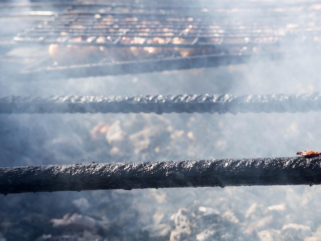 Viande grillée fumée barbecue fumé temps de détente en plein air