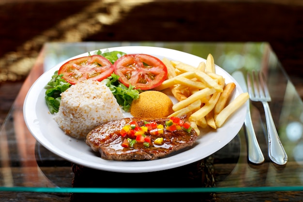 Viande grillée avec garnitures