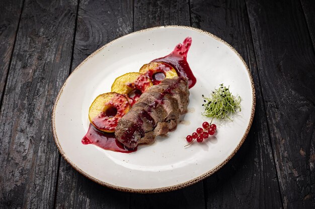 viande grillée avec légumes et épices sur fond noir