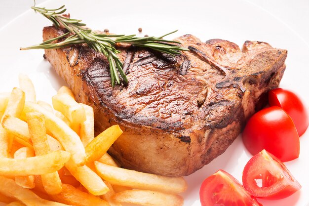 Viande grillée avec légumes et frites