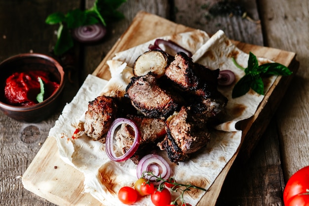 Viande grillée avec légumes sur pain pita Shashlik