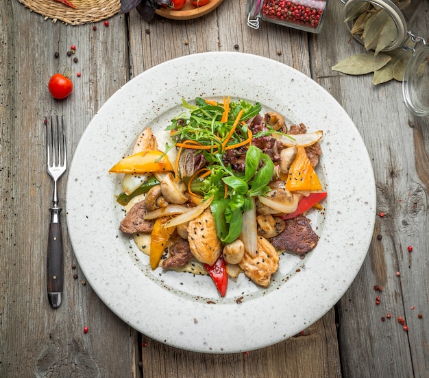 Viande grillée avec légumes rôtis