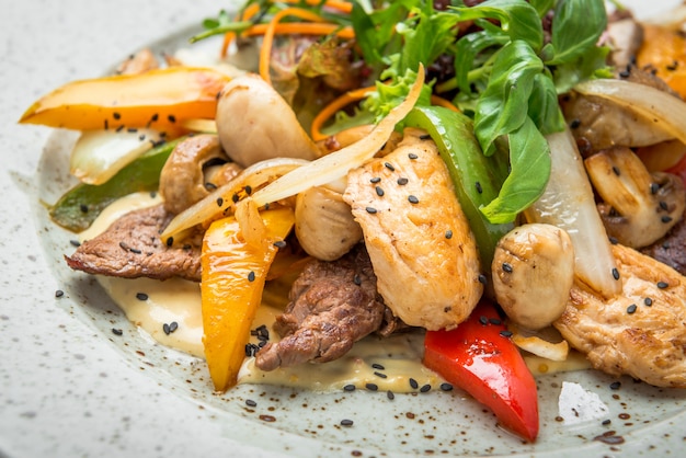 Viande grillée avec légumes rôtis