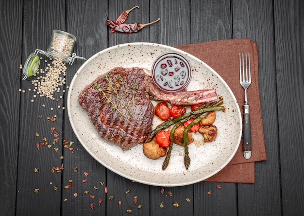 Viande grillée et légumes sur une table en bois rustique